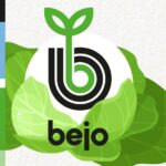 Logo carré du semencier BEJO fin liseré noir bleu blanc vert jardin et vert clair à gauche. illustration en forme de chou fleur sur un fond granité blanc cassé. un J terminé par 2 feuilles inséré dans un b stylisé noir inclus dans un demi cercle blanc et ensemble de feuilles vertes en dessous.