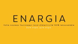 logo format paysage sur fond orange du fournisseur local d'énergie ENARGIA. Texte noir en français ENARGIA Votre fournisseur local d'électricité 100% renouvelable et texte blanc en basque Zure argia, gure argia