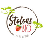 logo carré sur fond blanc du multiplicateur de fraisiers STOLONS bio du Val de Loire. Illustrations de plants émanant du cercle marron entourant le texte et une fraise rouge.