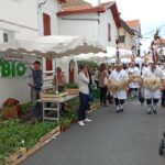 Photo du stand de vente du GAEC ANCIA lors du marché du 1° mai à Biarritz. Le stand est dans la rue à Bibi Beaurivage. Photo prise au moment du passage des bergers.