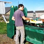 Carle, associé du GAEC ANCIA en activité autour de la rempoteuse.